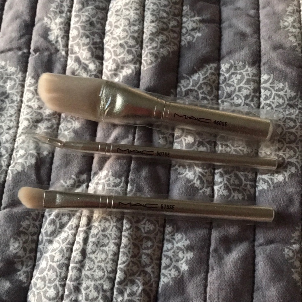 MAC Cosmetics Silver Makeup Brush Set
